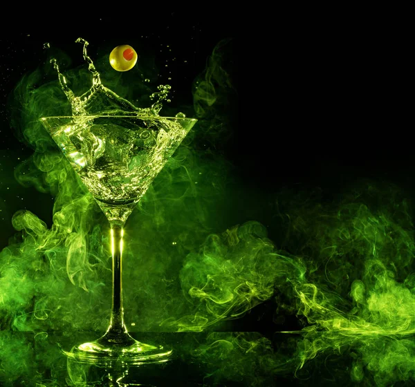 Martini Koktejl Stříkající Zelený Kouř Černém Pozadí — Stock fotografie
