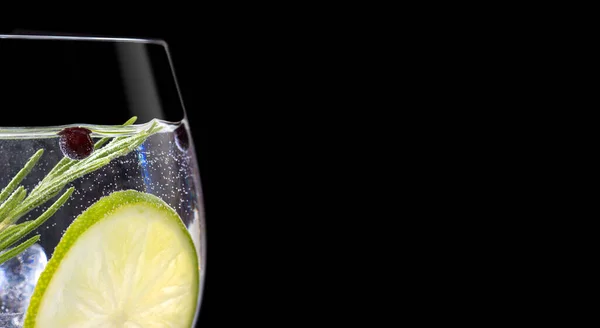 Close Gin Tonic Glass Black Background — Stock fotografie