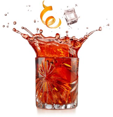 Portakal tadı ve buz damlayan negroni 'ye dökülüyor beyaza izole edilmiş