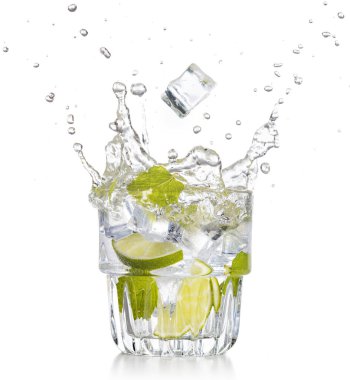 Buz küpü beyaz arka planda izole edilmiş bir mojito 'nun içine düşüyor.