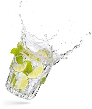 Uçan ve sıçrayan mojito bardağı beyaza izole edilmiş.