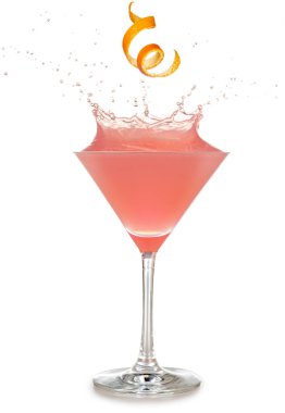 Beyaz üzerine izole edilmiş pembe bir kokteylin içine dökülen portakal kabuğu.