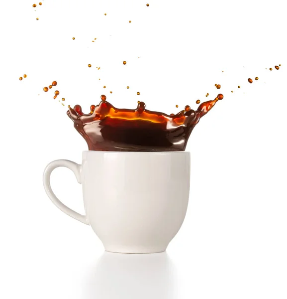 Kávé Fröccsenő Egy Csésze Elszigetelt Fehér Háttér — Stock Fotó