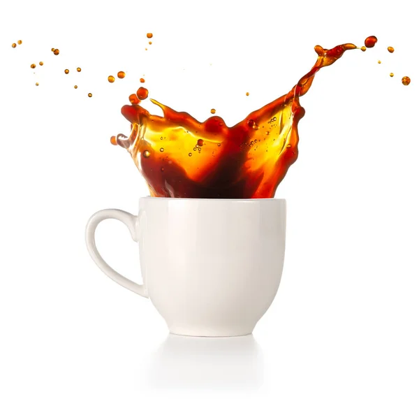 Kávé Ömlött Egy Csésze Elszigetelt Fehér Háttér — Stock Fotó