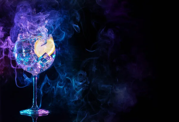 Gin Tonik Koktajl Plusk Niebieskim Fioletowym Tle Dymu — Zdjęcie stockowe