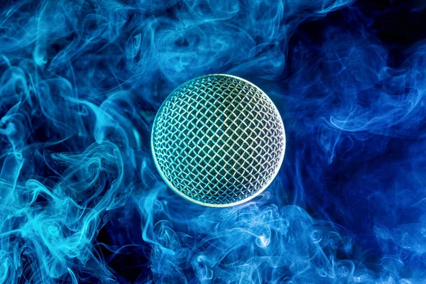 Zbliżenie Głowicy Mikrofonu Niebieskim Tle Dymu — Zdjęcie stockowe
