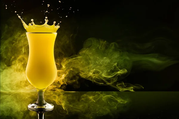 Gelber Spritzender Cocktail Und Rauchschwaden Vor Schwarzem Hintergrund — Stockfoto