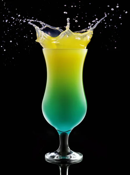 Cocktail Tropical Espirrando Isolado Preto — Fotografia de Stock