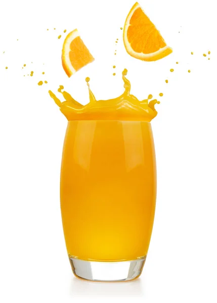 Φέτες Πορτοκαλιού Που Πέφτουν Ένα Ποτήρι Χυμού Πιτσιλίσματος Απομονωμένο Λευκό — Φωτογραφία Αρχείου