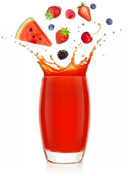 Rood Fruit Valt Een Spetterend Glas Sap Geïsoleerd Witte Achtergrond — Stockfoto