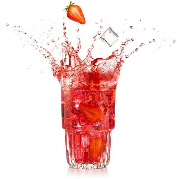 Aardbeien Ijsblokjes Vallen Een Spetterende Cocktail Geïsoleerd Wit — Stockfoto