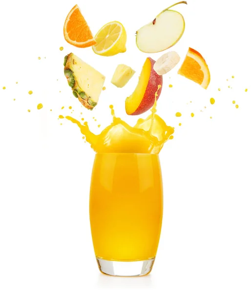 Fruchtstücke Die Ein Gelbes Saftglas Fallen Das Auf Weißem Hintergrund — Stockfoto