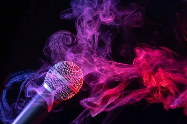 Mikrofon Lila Kékes Füstben Fekete Alapon — Stock Fotó