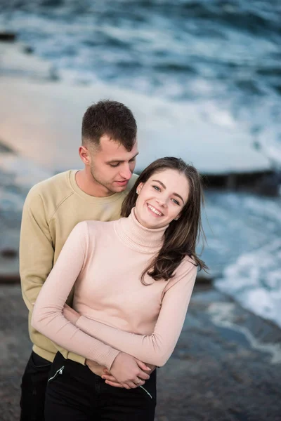 Boldog fiatal pár a tengerparton. Gyengéd ölelés — Stock Fotó