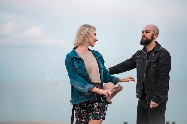 Gelukkig jong stel veel plezier op het strand, hand in hand. — Stockfoto