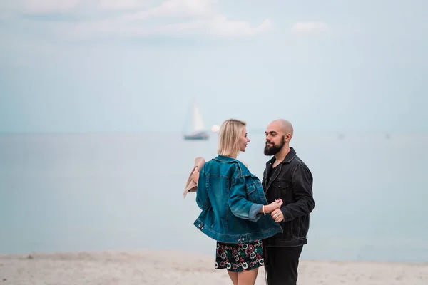 Gelukkig jong stel veel plezier op het strand, hand in hand. — Stockfoto