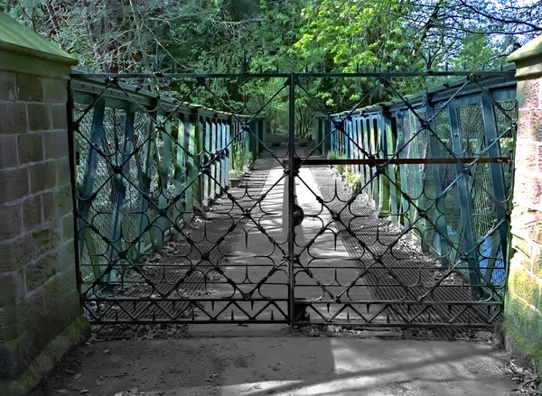 Apr 2009 Verschlossenes Kunstvolles Schmiedeeisernes Tor Bewacht Eine Stillgelegte Fußgängerbrücke — Stockfoto