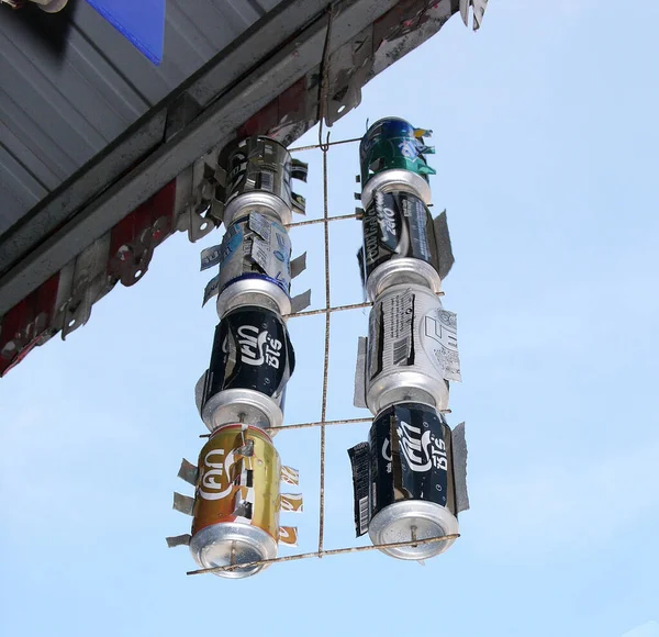 Октября 2012 Пхукет Таиланд Ветряные Колокольчики Сделанные Выброшенных Банок Напитками — стоковое фото