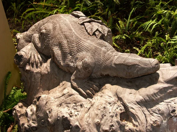 Février 2008 Grand Lézard Bois Sculpté Sur Tronc Arbre Par — Photo