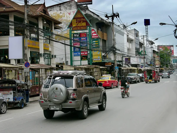 2007年5月28日 泰国清迈繁忙的街道 附近的建筑物装饰着广告 与公路平行的是悬挂着许多服务电缆 在远处 广告塔高耸入云 — 图库照片