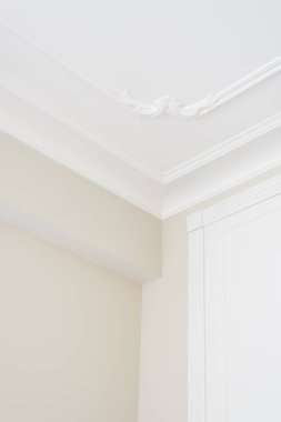 Tavanın köşesinin dokusu ve bir deseni olan beyaz duvar.