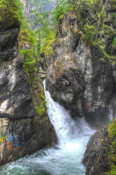 Dağ nehri güzel bir şelalenin dağları arasında akıyor.