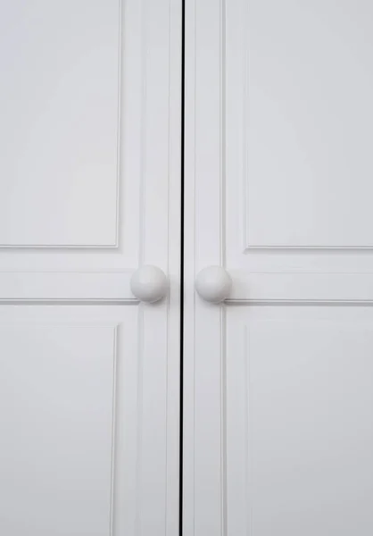 Текстура Дверей Белого Шкафа Линиями Углами Ручкой — стоковое фото