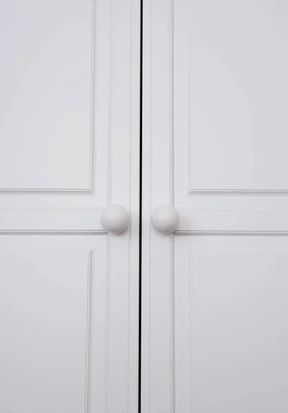 Beyaz dolap kapılarının dokusu. Kenarları ve kolları var.