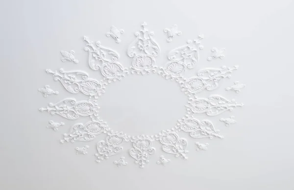 Dairenin beyaz tavanındaki süs eşyası.