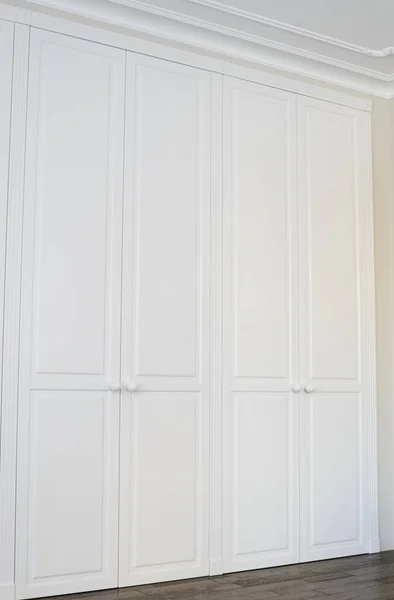 Portes Armoire Blanches Avec Poignées Plancher Marron — Photo