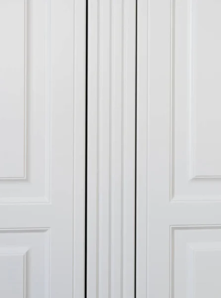 Beyaz dolap kapılarının dokusu ve köşeleri.