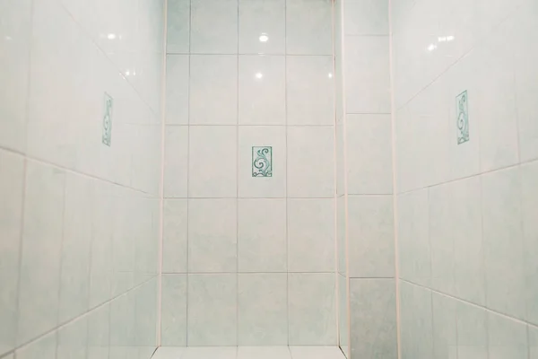 Yeşil ve beyaz dikdörtgenlerle kaplı duvar