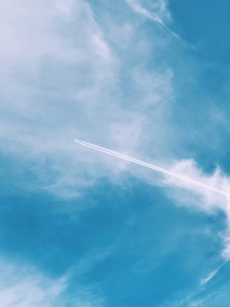 Uçak Mavi Gökyüzünde Yüksekten Uzaklardan Uçuyor Ardında Beyaz Renkli Çizgiler — Stok fotoğraf