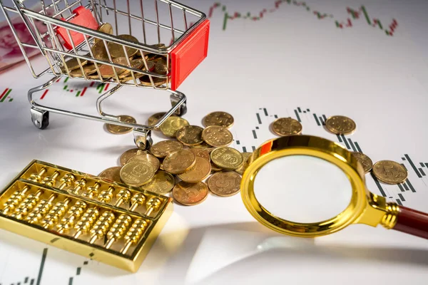 Çin metal para birimi ve altın abaküs, büyüteç ve alışveriş arabası satın alma eğilimleri gibi geleneksel hesaplama araçları