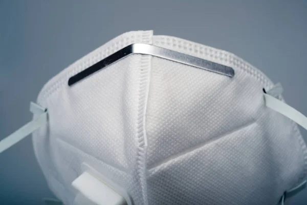 Topeng Putih N95 Dengan Katup Pernapasan Dengan Latar Belakang Abu — Stok Foto