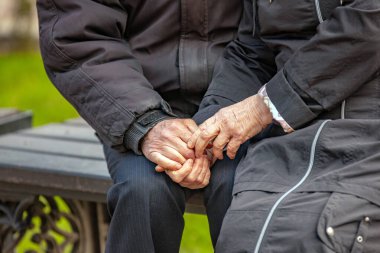 Yaşlı insanlar el ele tutuşup...