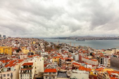 İstanbul, Türkiye, 16 Mart 2020. Dünya çapında Coronavirus Covid-19 salgını sırasında yağmurlu havada Galata Kulesi 'nden ve şehirden görüntüler.