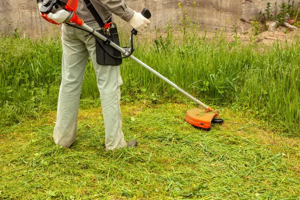 Werknemer Maait Gras Met Een Trimmachine — Stockfoto