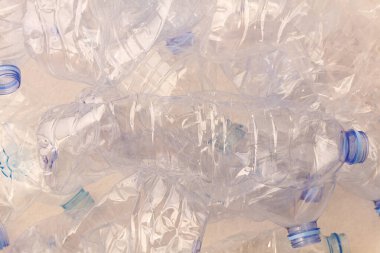 Geri dönüşüm konsepti: Plastik şişeler geri dönüşüm arkaplanı. 