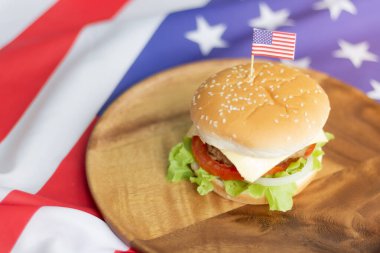 Geleneksel Amerikan yemekleri, ABD bayraklarında lezzetli burgerler