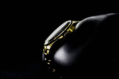 Altın saat fotoğrafı izole edildi.