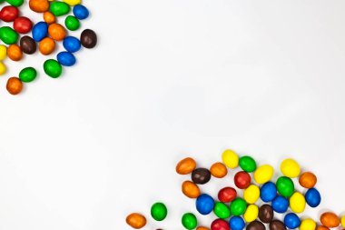 Çok renkli yer fıstıklarının fotoğrafı.