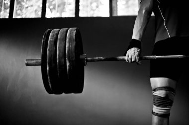 Ağırlık kaldıran bir adamın fotoğrafı.