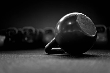 CrossFit spor salonunda yerde kettlebell var.
