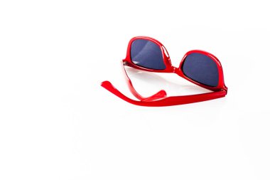 Kırmızı güneş gözlükleri beyaz arkaplanda izole edilmiş.