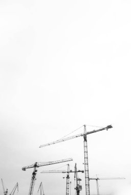 Yapı kulesi vinçlerinin fotoğrafı 