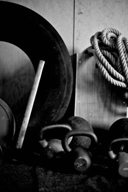 Dramatik ışıklandırmalı spor aletleri