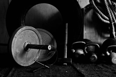 Dramatik ışıklandırmalı spor aletleri