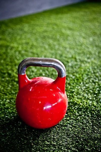 Spor salonunun zemininde kırmızı çaydanlık.