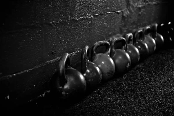 Kettlebells Sul Pavimento Una Palestra Con Una Luce Drammatica — Foto Stock